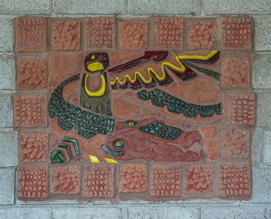 Kosta Rika, Parque Nacional Carara - 22 Temmuz 2023: Kapalı çekim, renkli modern figüratif duvar resmi, gri duvarda kırmızı biriklerde yer alan farklı hayvan ve kuş türlerinin parçalarını karıştırma sanatı