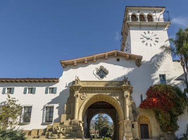 Santa Barbara, CA, ABD - 30 Kasım 2023 Santa Barbara Adliyesi Beyaz taştan yapılmış muazzam kemer ve mavi gökyüzüne karşı kule.