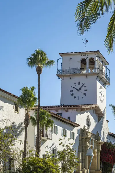 アメリカ合衆国カリフォルニア州サンタバーバラ2023年11月30日 サンタバーバラ郡庁舎タワー 白い石 青い空に向かってSwコーナーからヤシの木が見える塔 ポートレイト — ストック写真