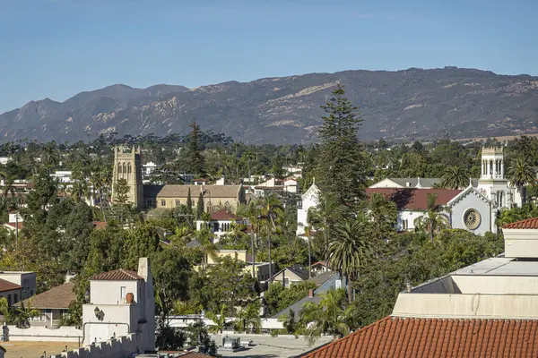 カリフォルニア州サンタバーバラ2023年11月30日 サンタバーバラ郡庁舎がトリニティ エピスコパルとカトリックのソロウズ教会の聖母の展望を眺めている サンタ イェネス山脈 — ストック写真