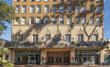 Santa Barbara, CA, ABD - 30 Kasım 2023: Tarihi heykel Granada Tiyatrosu State Caddesi 'ndeki ön cephe sokak seviyesinde oyun anonsları ve sokak seviyesindeki mağaza pencereleri