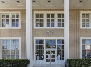 Santa Barbara, CA, ABD - 30 Kasım 2023: State Street boyunca İflas Mahkemesi 'ne Giriş