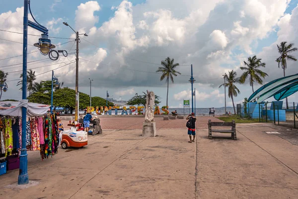 コスタリカ パタレンカ 7月22日 アンフィテアトロ文化ラコンカアクスティカの広場 ストリートベンダーとテキスタイルショップ 緑の葉 青い雲景 ニコヤ湾の背後にある桟橋で船 ロイヤリティフリーのストック画像