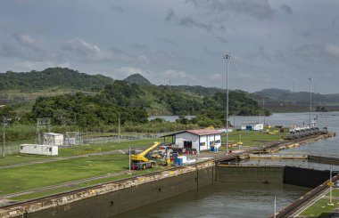 Panama Kanalı, Panama - 24 Temmuz 2023: Miraflores sol odayı kilitliyor çıkış ve kapılar, mavi bulutların altındaki yeşil kıyı şeridi...