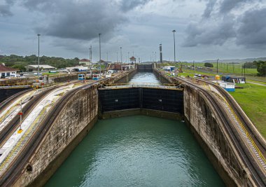 Panama Kanalı, Panama - 24 Temmuz 2023: Gatun kilitlerinde Atlantik 'e giden üçüncü oda. Taraflarda gri bulutlar ve yeşil manzaralar. 