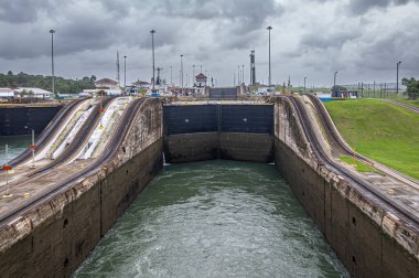 Panama Kanalı, Panama - 24 Temmuz 2023: Gatun kilitlerinde Atlantik 'e giden üçüncü oda. Taraflarda gri bulutlar ve yeşil manzaralar. 