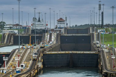 Panama Kanalı, Panama - 24 Temmuz 2023: Gatun 'daki Fairwind Lejyon genel kargo gemisi. Çoklu oda ve mavi bulutların altındaki kapılar.
