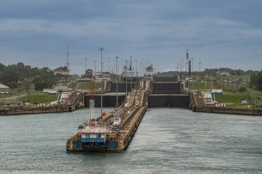 Panama Kanalı, Panama - 24 Temmuz 2023: Atlantik 'ten Gatun kilitleri yaklaşımı tüm girişimin mavi bulutlar altında yeşil bir arazide olduğunu gösteriyor