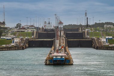 Panama Kanalı, Panama - 24 Temmuz 2023: Kapanış, Atlantik 'ten Gatun kilitleri yaklaşımı tüm girişimin mavi bulutlar altında olduğunu gösteriyor