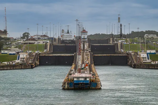 Panama Kanalı, Panama - 24 Temmuz 2023: Kapanış, Atlantik 'ten Gatun kilitleri yaklaşımı tüm girişimin mavi bulutlar altında olduğunu gösteriyor