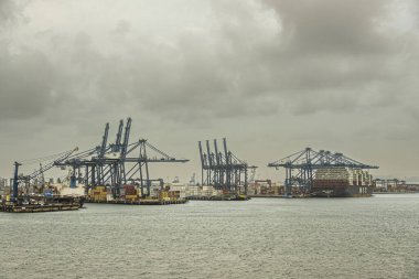 Limon Körfezi, Kolon, Panama - 24 Temmuz 2023: Tüm konteyner terminali mavi kalın gri-kahverengi bulutların altında. 
