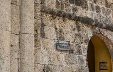 Cartagena, Kolombiya - 25 Temmuz 2023 tarihi gri-bej taştan şehir kapısı duvarında Tahta Plaza de la Paz tabelası