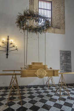 Cartagena, Kolombiya - 25 Temmuz 2023: Katedral Santa Catalina de Alejandra SE chancel tarafı açık mavi bulutlar altında. Gri-bej taştan duvar ve gökdelen kule