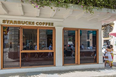 Cartagena, Kolombiya - 25 Temmuz 2023: Calle 32 ve Calle del Landrinal 'in köşesindeki eski kasabadaki yeni modern Starbucks Kafe