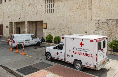 Cartagena, Kolombiya - 25 Temmuz 2023: Kongre merkezinin yanına park edilmiş Beyaz Haç ambülans