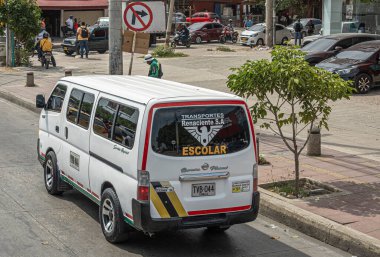 Cartagena, Kolombiya - 25 Temmuz 2023: Renaciente SA taşımacılık şirketi, içinde bisiklet, araba, insan ve trafik işaretleri olan bir okul otobüsü, kamyonet işletiyor.