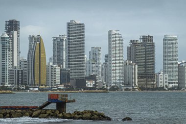 Cartagena, Kolombiya - 25 Temmuz 2023: Calle 31 'in Avenida Santander ile buluştuğu yerden Bocagrande yarımadasının kuzey tarafındaki yüksek binalar yükseliyor..