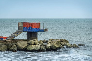 Cartagena, Kolombiya - 25 Temmuz 2023: 31. Calle 'nin Avenida Santander ile buluştuğu kayalık dalgakıran barajının sonunda gözcü ve dalış platformu