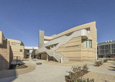 Santa Barbara, Kaliforniya, ABD - 17 Mart 2024 UCSB, SE geniş çekim, güneşli mavi gökyüzü altında Etkileşimli Öğrenme Pavyonu