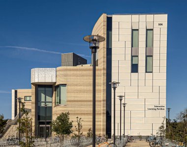 Santa Barbara, Kaliforniya, ABD - 17 Mart 2024: UCSB, Çevrimiçi Doğu cephesi Güneşli mavi gökyüzü altında Etkileşimli Öğrenme Pavyonu