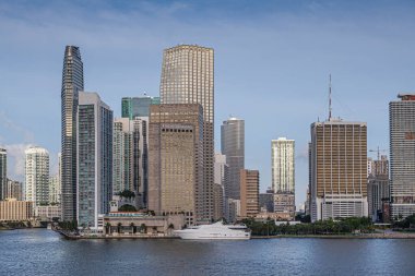 Miami, Florida, ABD - 29 Temmuz 2023: Daha fazla gökdelen binaları arasında kıtalararası otelin nehir ağzından kıyı şeridi. Sahil yatları Bayfront Parkı 'nın yakınına yanaştı.