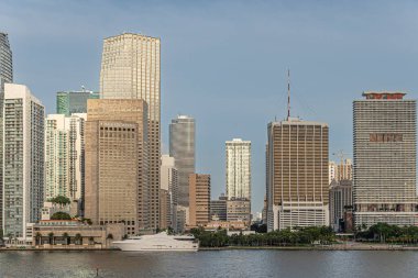 Miami, Florida, ABD - 29 Temmuz 2023: 50 Biscayne 'e kadar birçok gökdelen binaları arasında kıtalar arası kıtalar arası otel. Sahil yatları Bayfront Parkı 'nın yakınına yanaştı.