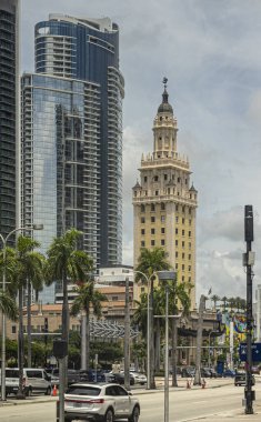 Miami, Florida, ABD - 29 Temmuz 2023: Arkasında gökdelen olan Miami Dade Üniversitesi 'nde Tarihi Özgürlük Kulesi. Biscayne Bulvarı 'nda trafik vardı.
