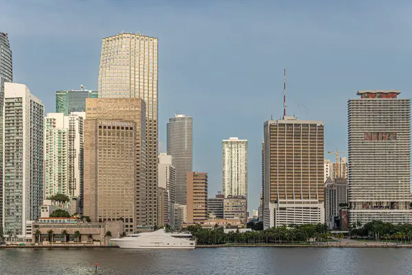 Miami, Florida, ABD - 29 Temmuz 2023: 50 Biscayne 'e kadar birçok gökdelen binaları arasında kıtalar arası kıtalar arası otel. Sahil yatları Bayfront Parkı 'nın yakınına yanaştı.