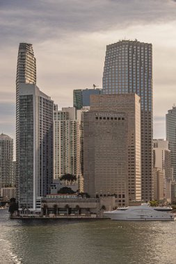 Miami, Florida, ABD - 29 Temmuz 2023: Portre, kıtalararası otelin kıtalararası oteli boyunca uzanan kıtalar arası bir sahil şeridi. Seafair Yat kenetlendi. Akşam bulutları.