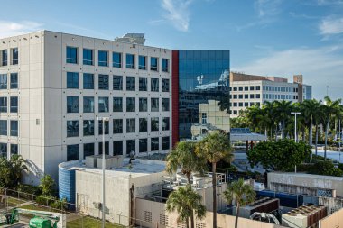 Miami, Florida, ABD - 29 Temmuz 2023: Royal Caribbean Group binası sabah mavi bulutları altında limana yakın çekim. Ek binadaki jeneratörler ve diğer tekno tesisler