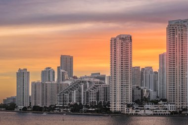 Miami, Florida, ABD - 29 Temmuz 2023 'te Brickell Key Adası' ndaki binaların üzerinde gökyüzü. Sahildeki Tequesta noktaları arasındaki Centinel heykeli. Biraz yeşil yaprak.