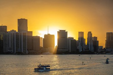 Miami, Florida, ABD - 29 Temmuz 2023: Biscayne Bulvarı 'nın arkasındaki zemin seviyesi 6' nın 5 'i, tam ortada, uzun modern binalar Bayfront Parkı ve körfezi' nin arkasında yatları ve tur botları olan kuyruklar oluşturuyorlar.
