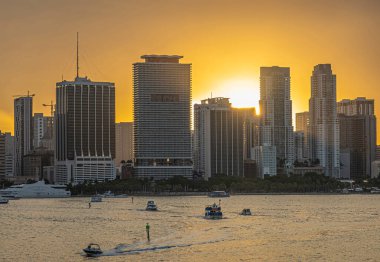 Miami, Florida, ABD - 29 Temmuz 2023: Biscayne Bulvarı 'nın arkasındaki zemin katı güneş, Bayfront Parkı ve körfezi' nin arkasındaki yüksek modern binalar yelkenli yelkenli yelkenli yelkenlilerle kaplı.