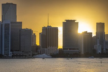 Miami, Florida, ABD - 29 Temmuz 2023: Biscayne Bulvarı 'nın arkasındaki zemin katı güneş, Bayfront Parkı ve körfezi' nin arkasındaki yüksek modern binalar yelkenli yelkenli yelkenli. Kıtalararası Otel