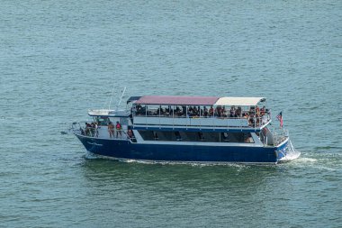 Miami, Florida, ABD - 29 Temmuz 2023: Ada Prensesi turistik tekne turu teknesi limana yanaşıyor. Mayolu bir sürü insan var.