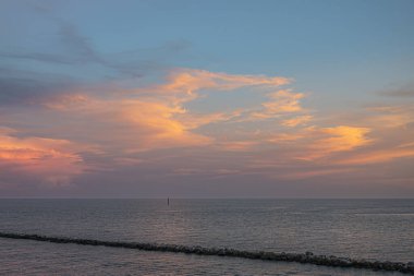 Miami, Florida, ABD - 29 Temmuz 2023 Fisher Adası NE rıhtımında gün batımı gökyüzünü ateşe verdi