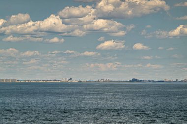 New York, New York, ABD - 1 Ağustos 2023: Long Island kıyı şeridi mavi bulutların altında.  