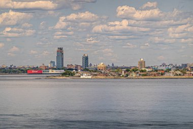 New York, New York, ABD - 1 Ağustos 2023: Hedef ve Kohl 'un Brooklyn SW sahil şeridindeki mağazaları Coney Adası' nın Seagate plajının arkasında, mavi bulutların altında. Yüksek binaları olan şehir manzarası