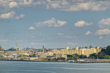 New York, New York, ABD - 1 Ağustos 2023: Bay Ridge Kanalı 'nın limanındaki büyük sarı taştan Brooklyn Ordu Terminal Binası