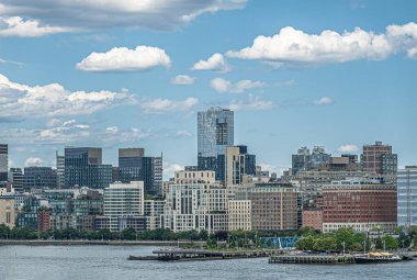 New York, New York, ABD - 1 Ağustos 2023: 25 ve 26 numaralı iskeleler ve Hubert Caddesi 'nin kuzeyindeki cepheler. Hudson nehri boyunca yeşil rıhtım parkı, mavi bulutların altında.
