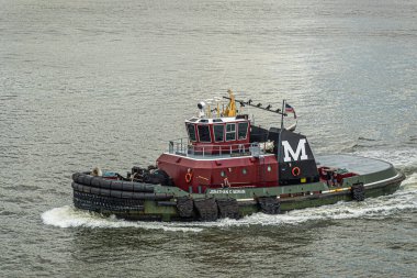 New York, New York, ABD - 1 Ağustos 2023: Jonathan C. Moran römorkörü Hudson Nehri 'ne yakın.