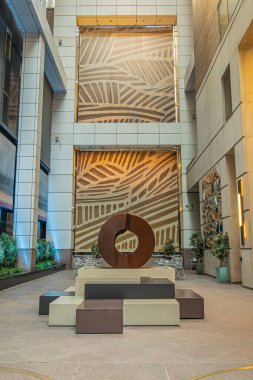 New York, New York, ABD - 2 Ağustos 2023: 120 W 45. Cadde 'deki Kule Giriş Salonunda Sanat