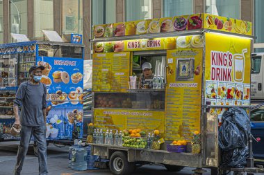 New York, New York, ABD - 2 Ağustos 2023: King 's İçecek ve 6. Bulvar boyunca renkli boyalı diğer seyyar yiyecek standları. Tüccar ve yürüyen insanlar. Araçlarla ilgili çoklu yemek resimleri, öğeler ve tanıtım metni