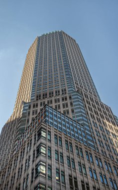 New York, New York, ABD - 2 Ağustos 2023 Madison Bulvarı gökdeleni, mavi gökyüzünün altında 47. cadde