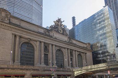 New York, New York, ABD - 2 Ağustos 2023: Grand Central Terminal ana girişinin üstündeki Merkür heykeli. Kanatlı şapkalı gezginlerin tanrısı, bir Petasos.