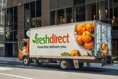 New York, New York, ABD - 2 Ağustos 2023: Fresch Direct yemek dağıtım kamyonu park yeri 