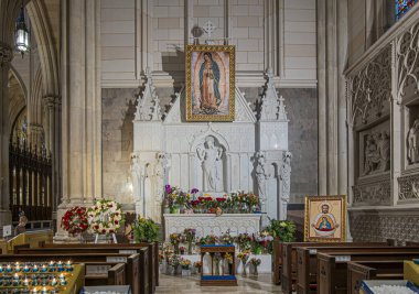 New York, New York, ABD - 2 Ağustos 2023: Aziz Patricks Katedrali, Çiçekleri, heykelleri, tabloları ve bankları olan Bayan Guadalupe Şapeli