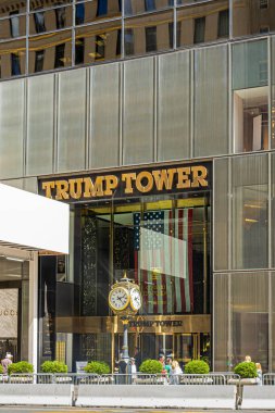 New York, New York, ABD - 2 Ağustos 2023: 5. Cadde 'de yayalarla Trump Tower ana girişi