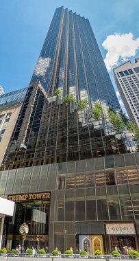 New York, New York, ABD - 2 Ağustos 2023: Gucci mağazasının penceresi ve kaldırımlarında mavi bulutların altında yayalar bulunan Trump Tower