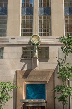 New York, New York, ABD - 2 Ağustos 2023 Tiffany and Co bina heykeli ve ön cephede saat 5.. 